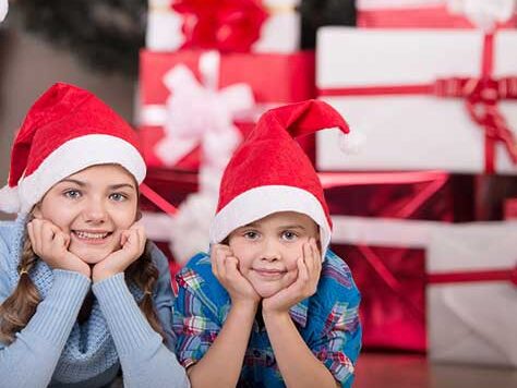 two-kids-infront-of-a-christmas-tree-clean-and-simple-cleaning-service